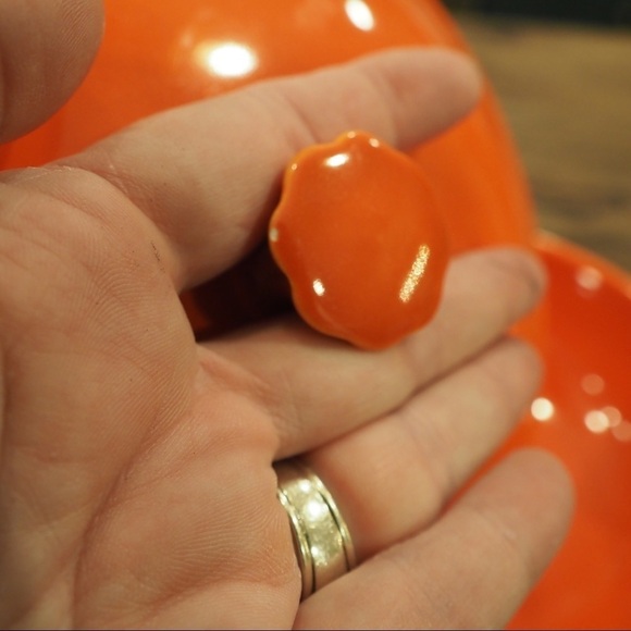 Vintage Fiesta red radioactive covered casserole - Picture 4 of 16